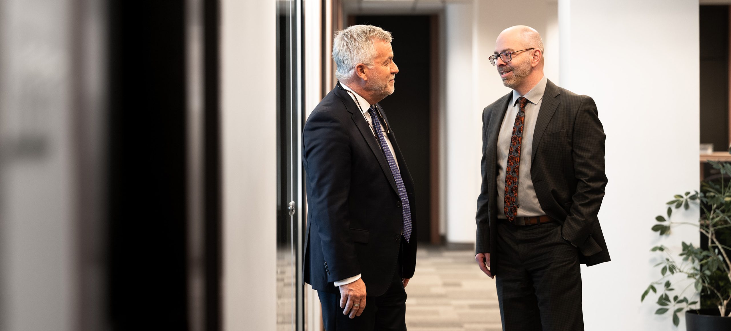 Deux hommes discutant dans un corridor